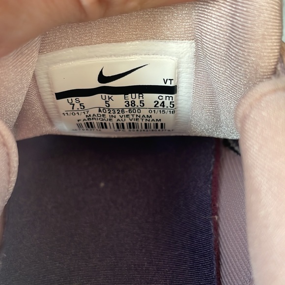 Nike athletic sneaker - Picture 3 of 4